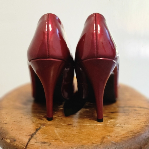 Vangelo wine red faux patent leather stiletto pumps, size 6. - Picture 3 of 7